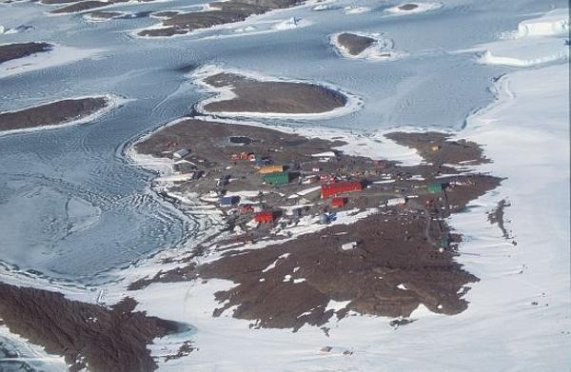 Aerial view of Mawson station in 2000