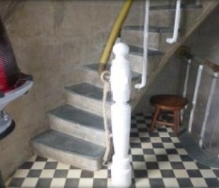 bottom stairs on intermediate level 