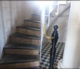 staircase from ground floor to intermediate floor 