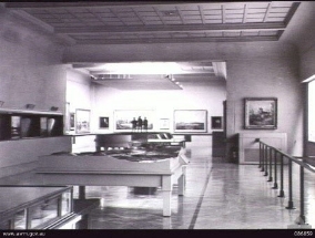 One of the original France galleries in 1944 showing the effect of the skylights. A number of showcases in the centre of the gallery with artwork on the walls.