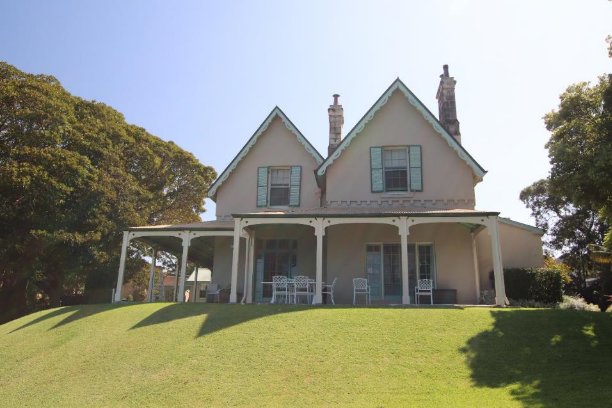 Picture of Kirribilli House depicting its back end and lawn. 
