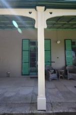 A picture of the Kirribilli House beige column outside of the home surrounding the veranda