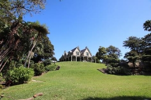 A picture from below a slope looking up to Kirribilli House. 