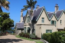 A picture of the Kirribilli House property overlooking the main entrance, side gate and driveway