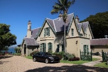 A picture of the Kirribilli House property, its side entrance and driveway