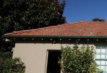 A picture of a Kirribilli House, red brick slated roof