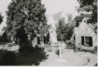 A black and white picture of trees and a small feature within the Kirribilli House courtyards 
