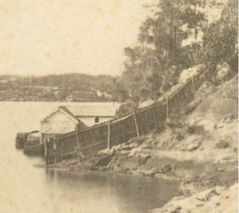 A picture of a curved fence following the slope of the cliff